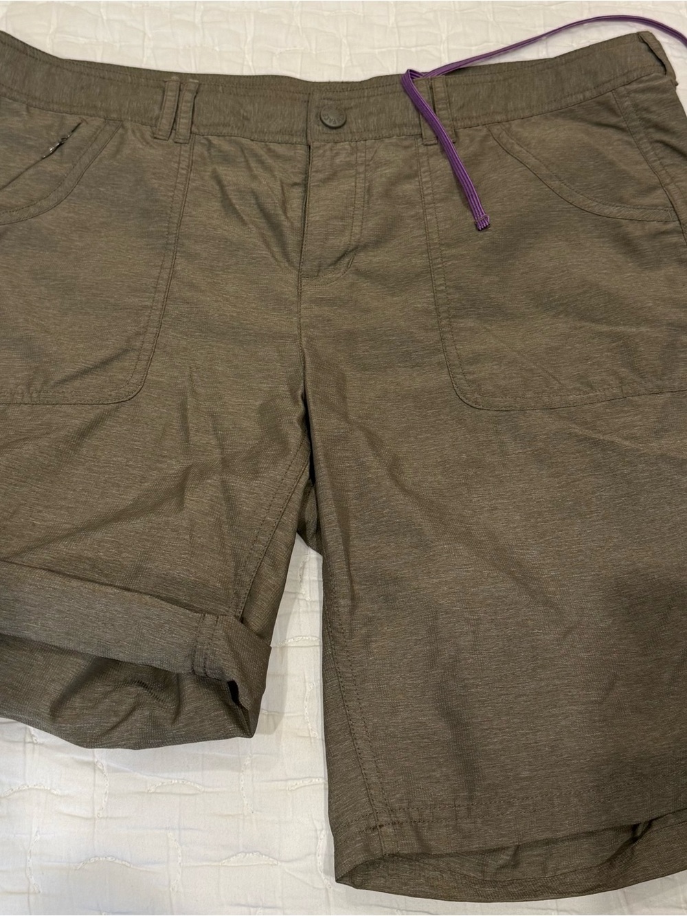 The North Face Olive Green Horizon 2.0 Roll up shorts.
